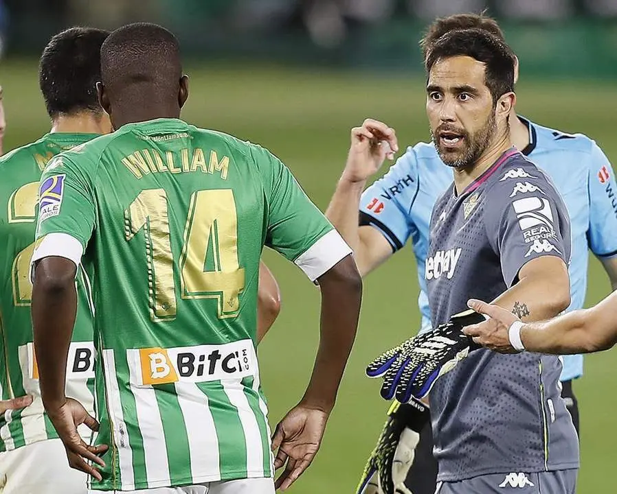 William Carvalho y Claudio Bravo durante el partido contra el Atleti. - efe