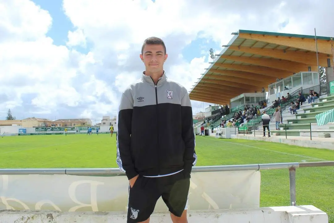 Moi presenciando al partido del equipo juvenil antes de partir hacia Sevilla - Ra&uacute;l J. Bustillos