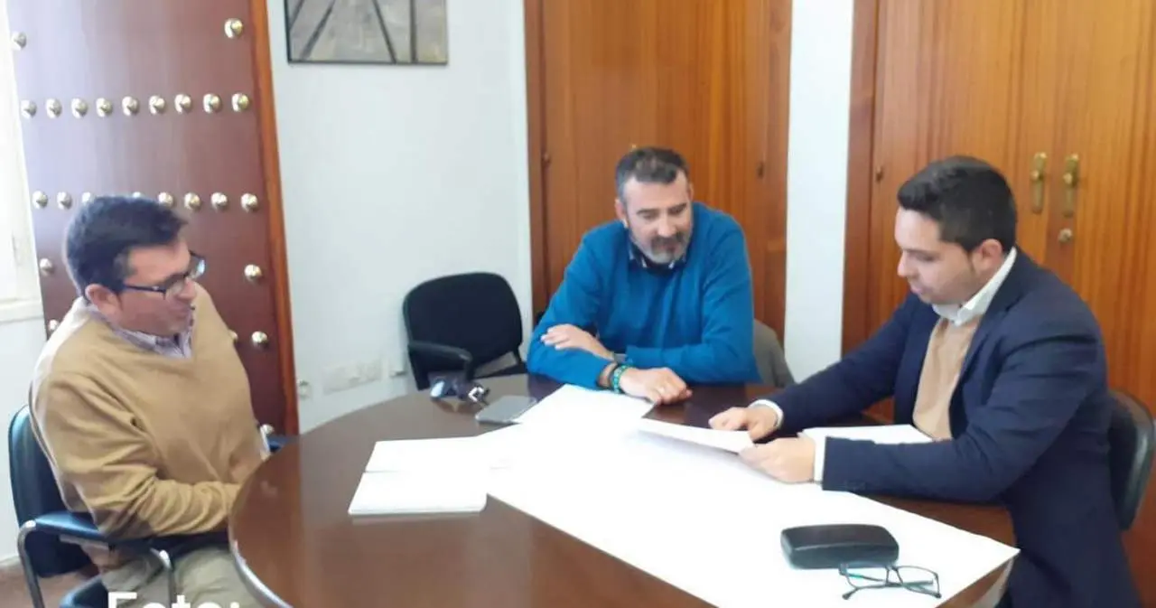 Imagen de archivo de una reuni&oacute;n con el diputado, Javier Pizarro. - 
