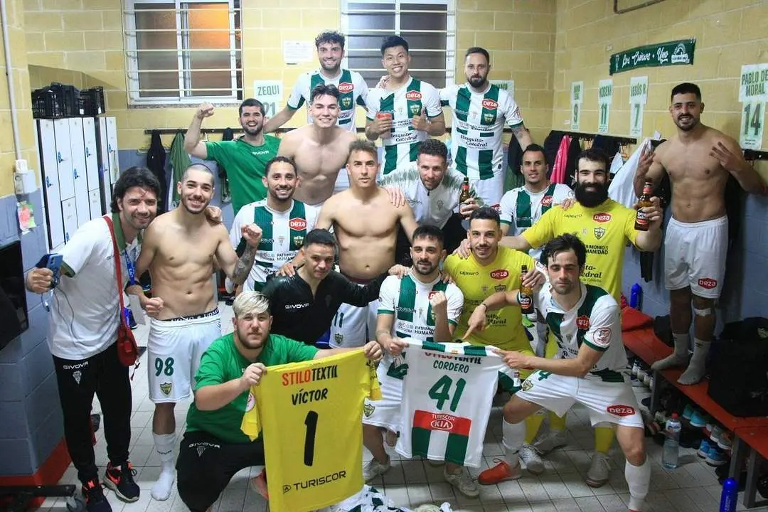 Los jugadores del C&oacute;rdoba Futsal celebrando la victoria ante el UMA Antequera - | Edu Luque; CPH