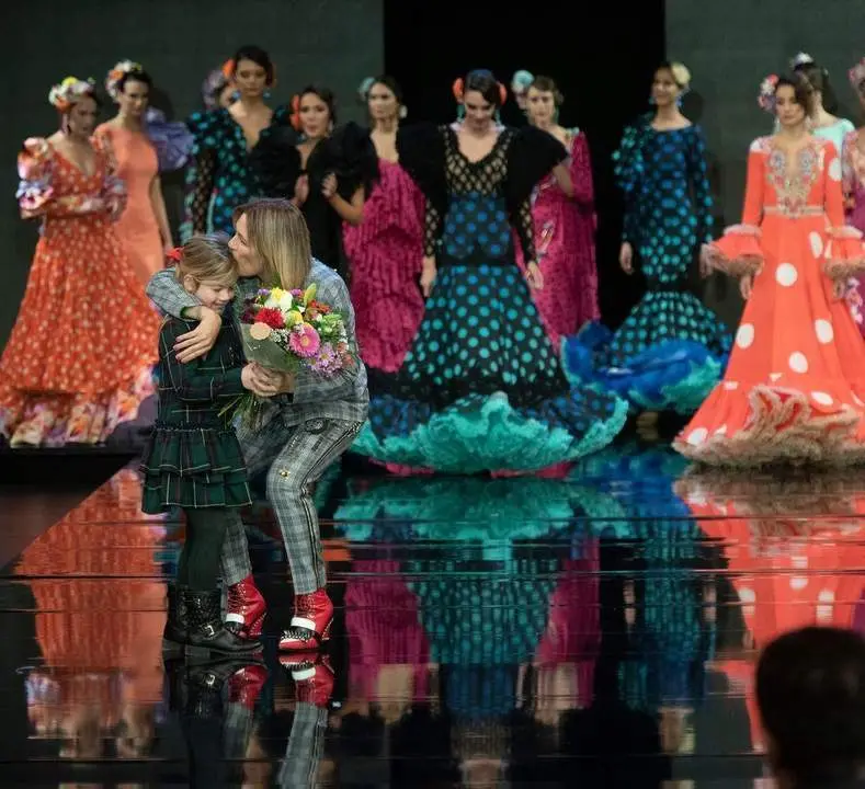 &Aacute;ngeles Fern&aacute;ndez y su hija al finalizar el desfile de su colecci&oacute;n 'Sunset'. - 