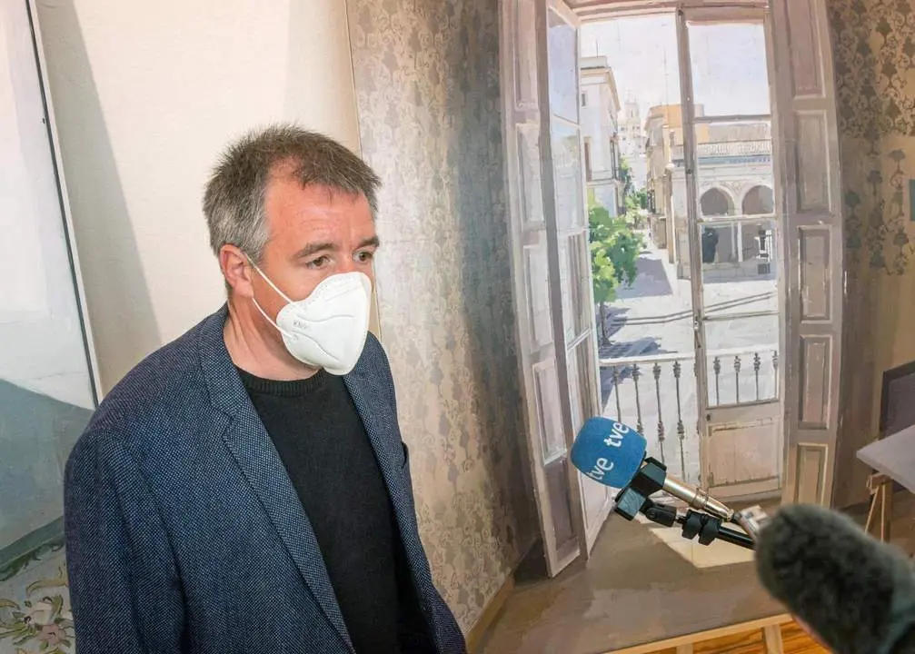 El coordinador del Certamen, Francisco Javier Garrido, junto a la obra ganadora  - Efe