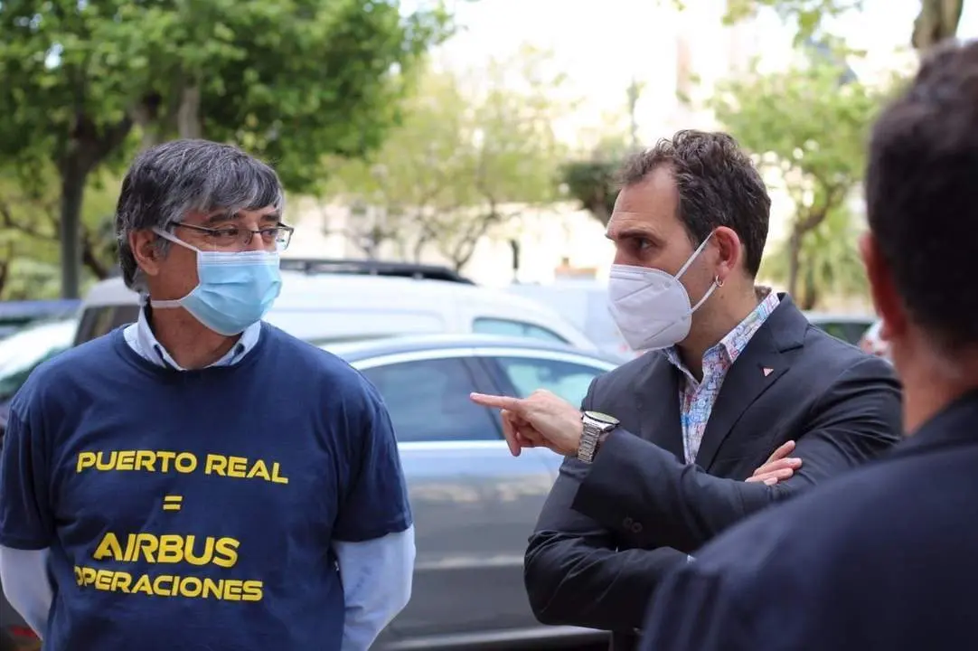 El coordinador de IU Andaluc&iacute;a, Toni Valero, reunido este jueves con los trabajadores de la factor&iacute;a de Airbus en Puerto Real. - 