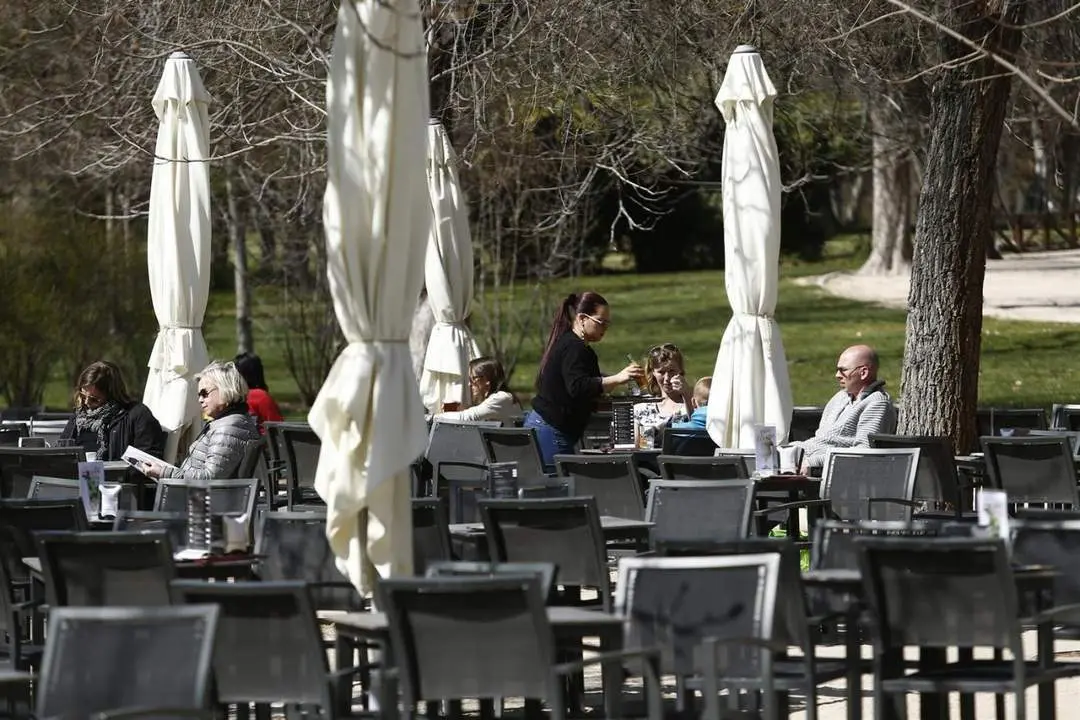 Una terraza en una imagen de archivo. - EP