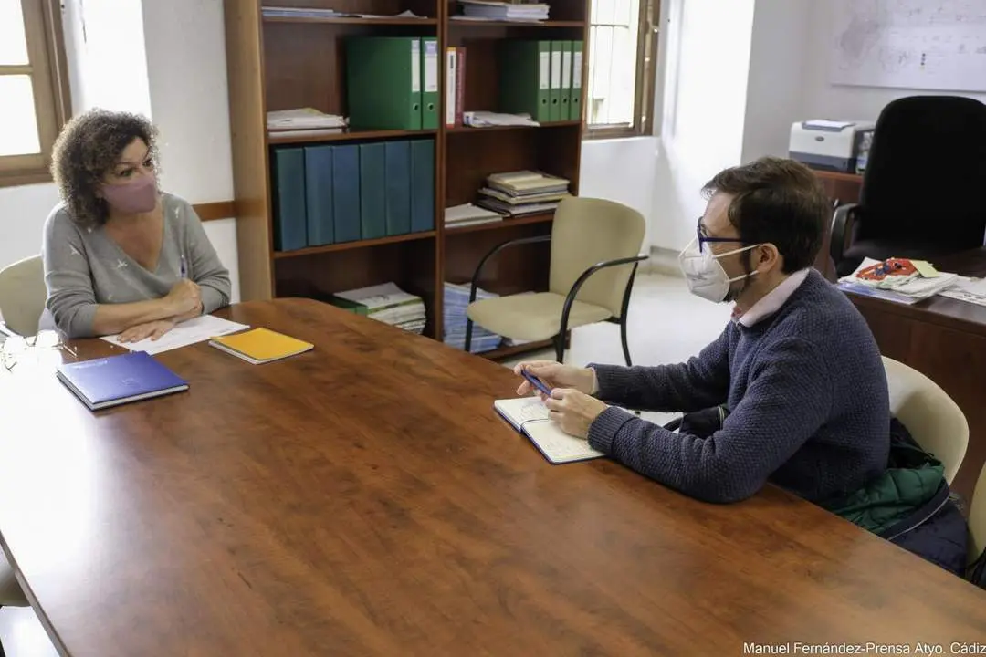 La concejala de Vivienda, Eva Tub&iacute;o, y el delegado en C&aacute;diz de AVVA, Luis L&oacute;pez. - 
