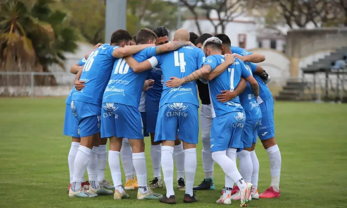 Pi&ntilde;a del Xerez CD antes del partido frente al Ciudad de Lucena en La Juventud. - Cristo Garc&iacute;a