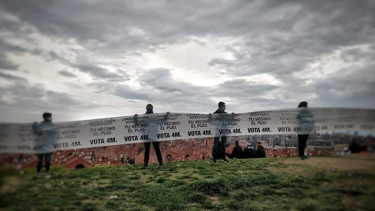 Pancarta de #Defi&eacute;ndete 4M. - Europa Press