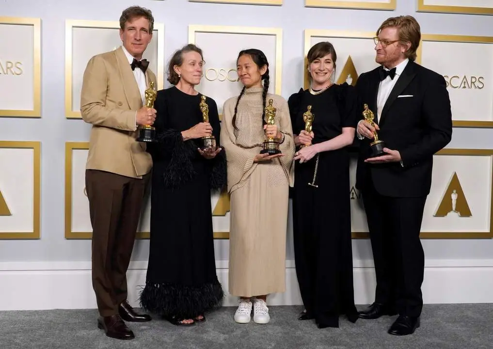 Frances McDormand y Chloe Zhao junto a los productores de Nomadland - Chris Pizzello 