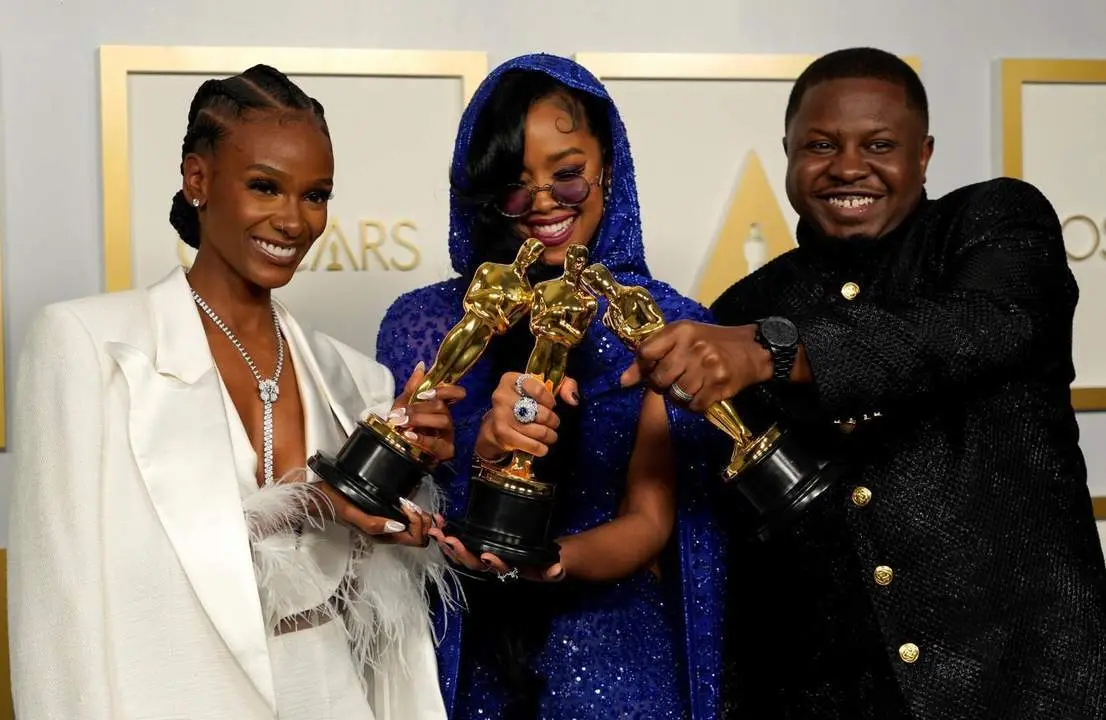 Tiara Thomas, H.E.R. and Dernst Emile II, ganadores del Oscar a la mejor canci&oacute;n original - Chris Pizzello