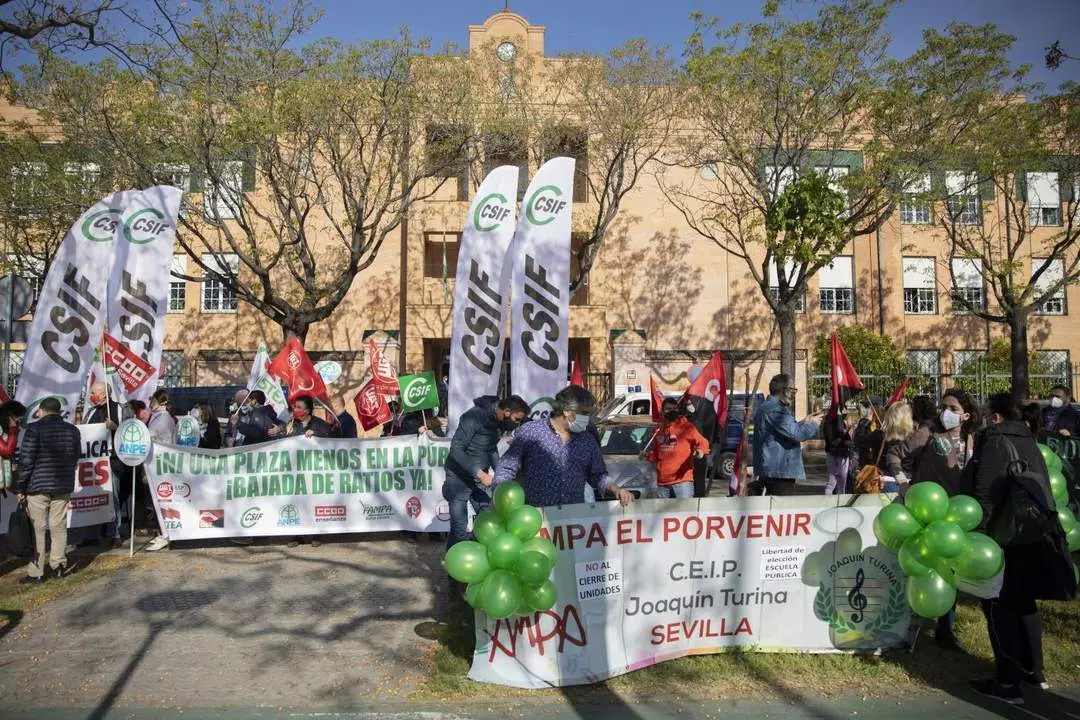 Protesta ante la Delegaci&oacute;n de Educaci&oacute;n en Sevilla. - EP