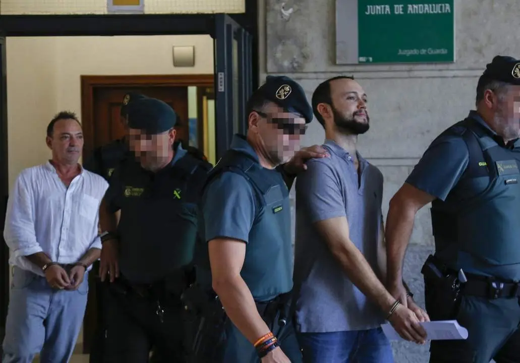 Jos&eacute; Antonio Mar&iacute;n (i) y su hijo, tras ser enviados a prisi&oacute;n. - EP
