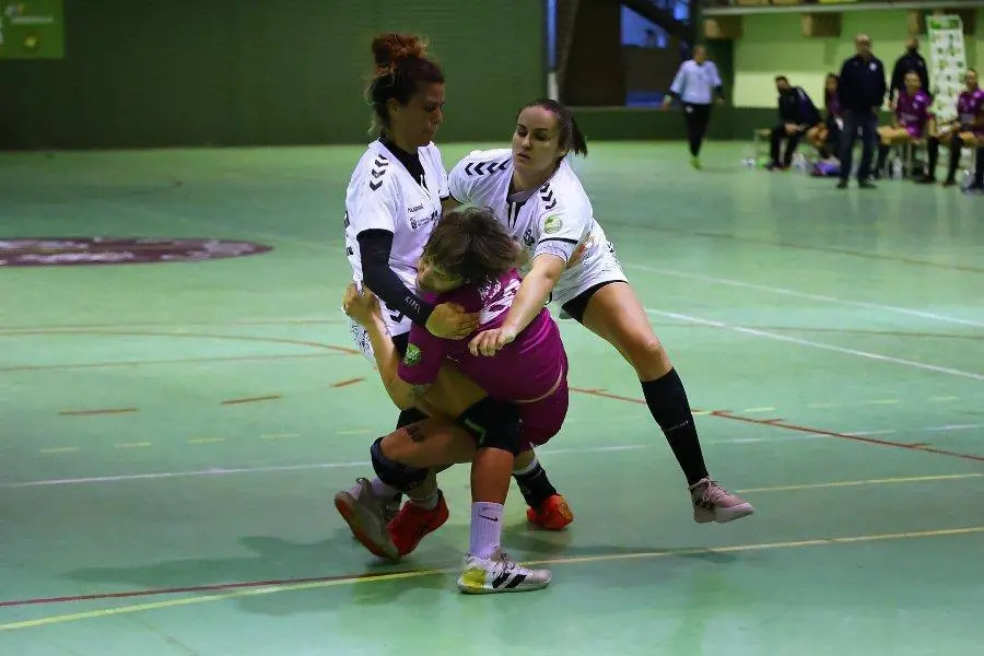 Andrea Roda es frenada por dos jugadores del BM San Jos&eacute; Obrero - | Fran P&eacute;rez; Adesal C&oacute;rdoba