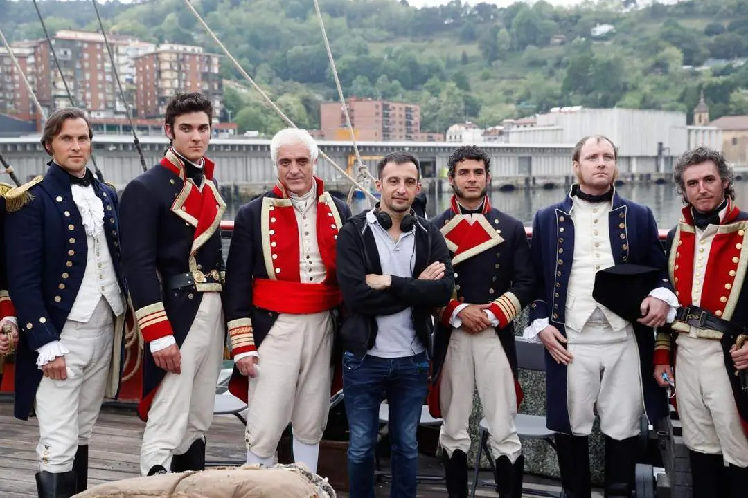  El realizador Alejandro Amen&aacute;bar posa junto a un grupo de actores durante el rodaje - EFE/Juan Herrero.