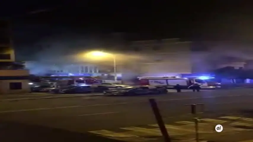 Cinco veh&iacute;culos calcinados en un incendio en el garaje de un bloque de pisos en Sevilla