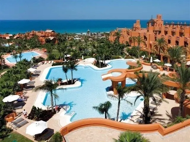 La piscina y las zonas comunes totalmente vac&iacute;as de un hotel de C&aacute;diz. - EP