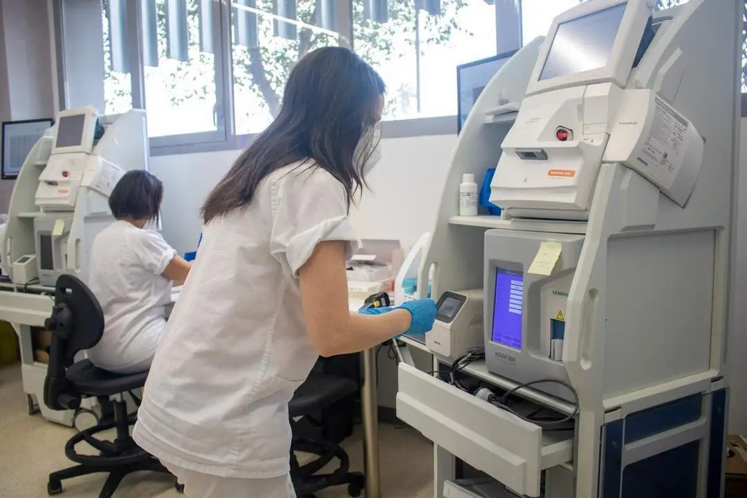 Laboratorio m&oacute;vil en el Hospital de Emergencia Covid. - JUNTA