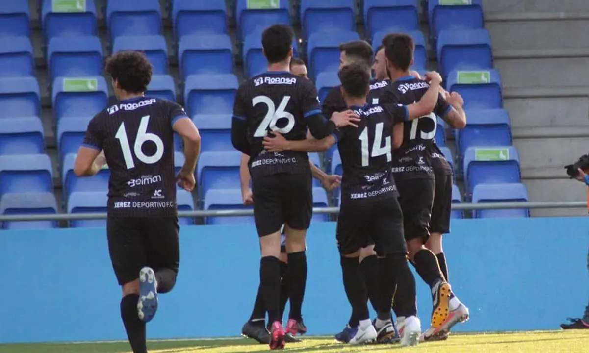 El Xerez DFC celebra el gol de Antonio S&aacute;nchez en el Estadio Ciudad de Lucena. - xerezdfc.com