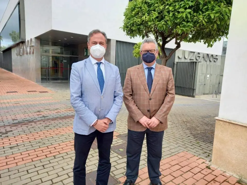 &Aacute;ngel Pimentel y Esteban Morales en la puerta de la sede judicial de Puente Genil, en el Parque de La Galana.   - 