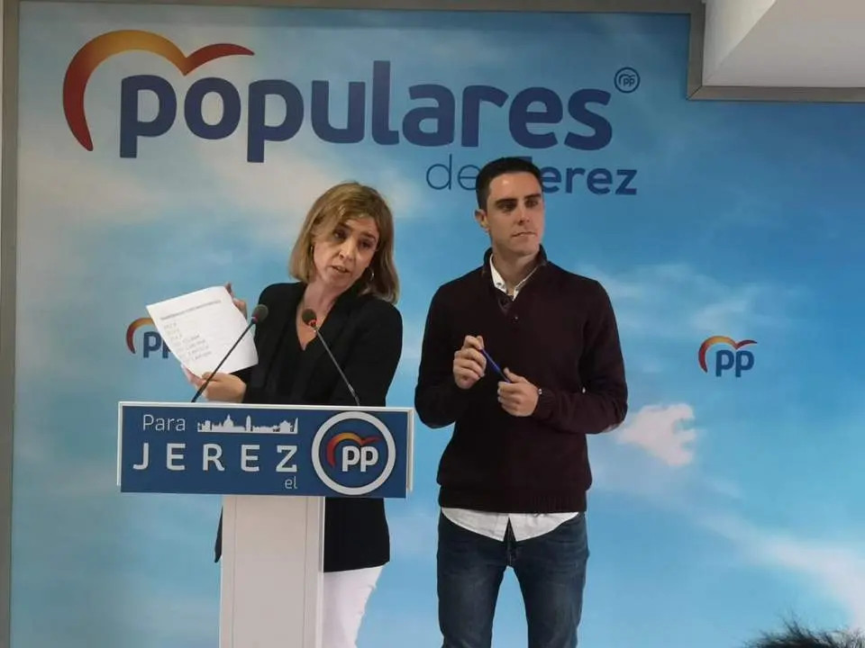 Almudena Mart&iacute;nez y Jaime Espinar, en una rueda de prensa.  - PP
