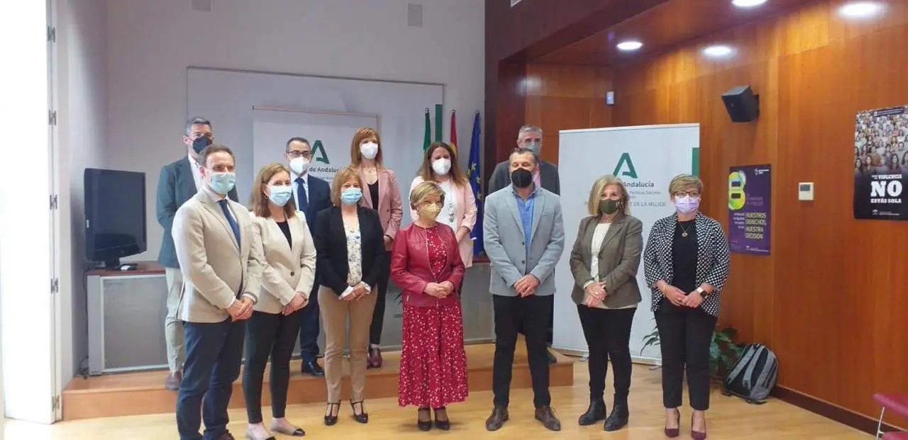 Isidoro Gamb&iacute;n se desplaz&oacute; a C&aacute;diz para reunirse con sus hom&oacute;nimos para la firma del convenio.  - ayuntamiento