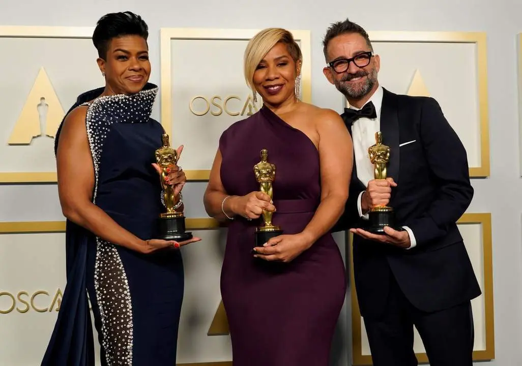 Mia Neal, Jamika Wilson y Sergio Lopez-Rivera tras recoger el Oscar - Efe. Chris Pizzello