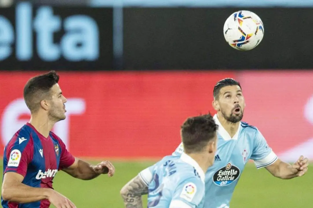 Nolito no le quita ojo al bal&oacute;n en esta acci&oacute;n del partido - La Liga Santander