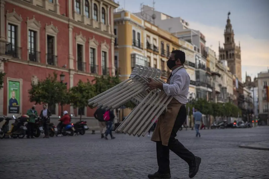 Un hostelero recoge la terraza. - EP