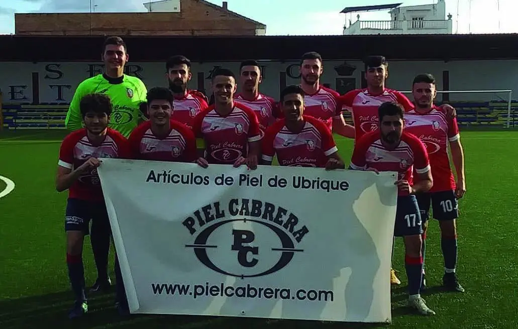 El Ubrique UD &lsquo;B&rsquo;, tercer clasificado, en su visita al Puerto Serrano At. donde perdi&oacute; por 2-1.  - CEDIDA.