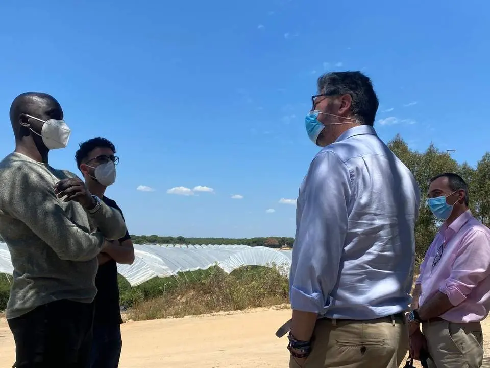 El delegado visita el asentamiento. - VH