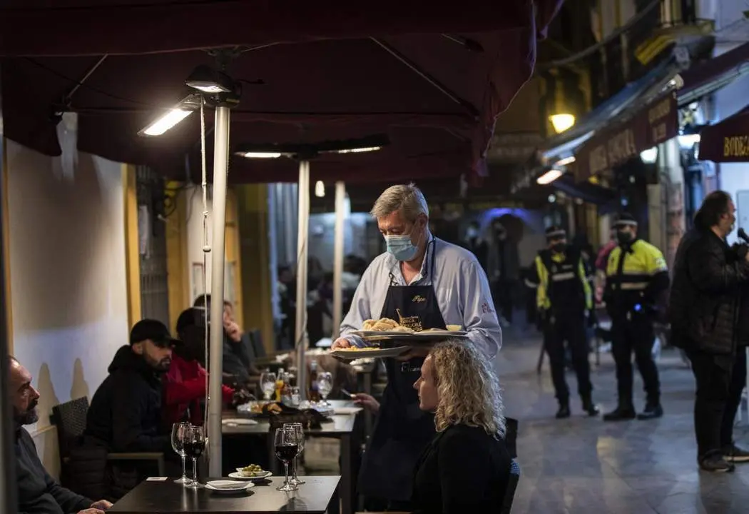 Terraza en Sevilla. - Europa Press