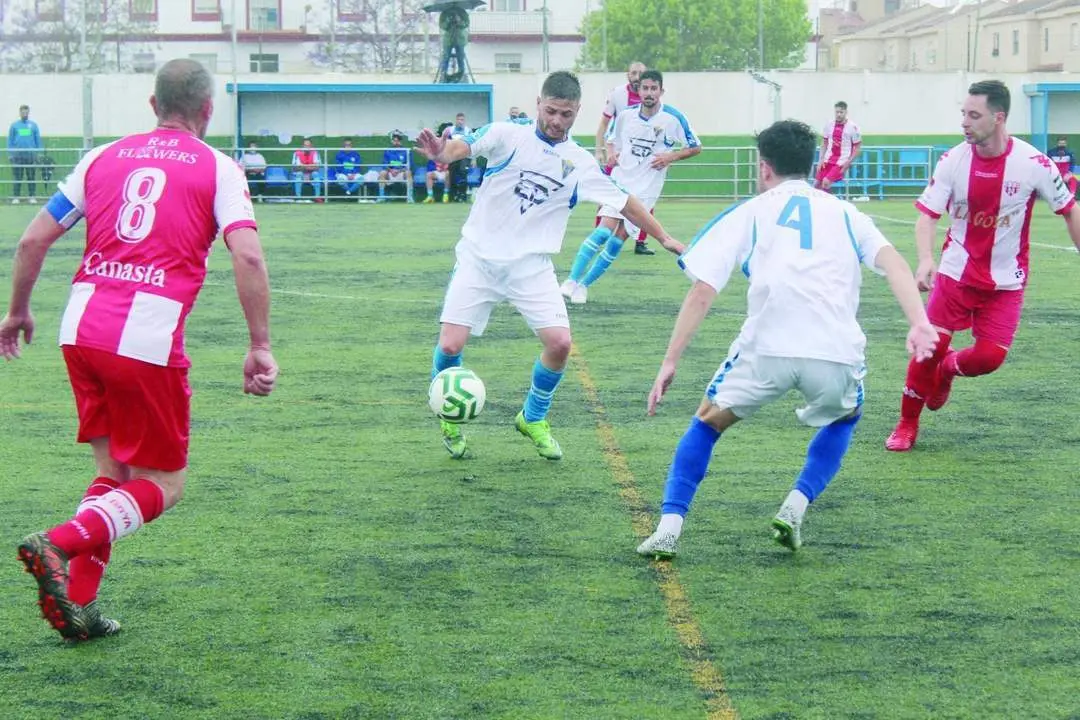 El rayista Ismael Barrios controla el bal&oacute;n en el centro del campo - Ra&uacute;l J. Bustillos