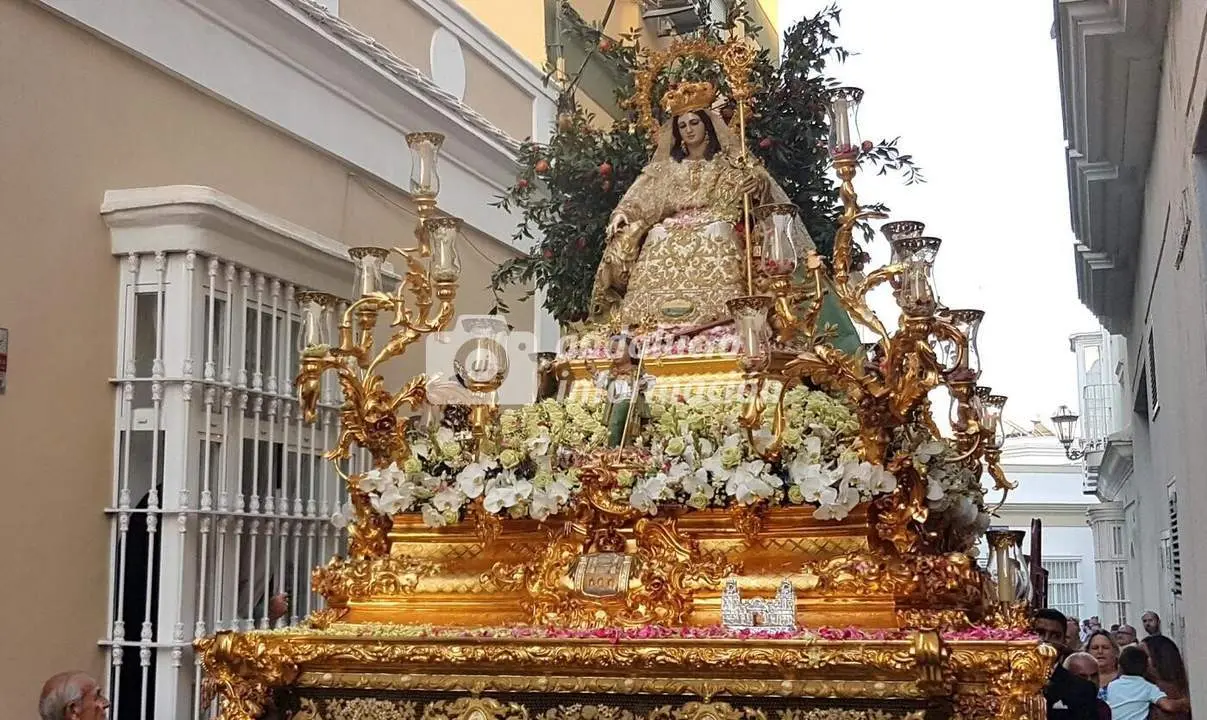 La Virgen sobre el paso. - 
