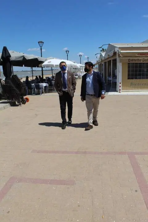 Visitantes en la zona de Bajo de Gu&iacute;a, en Sanl&uacute;car, con mascarilla. - Ra&uacute;l J. Bustillos
