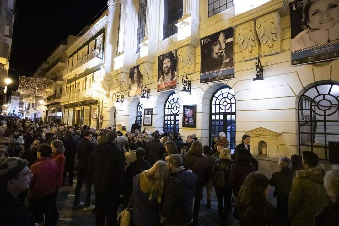Colas a las puertas del Gran Teatro durante el Festival. - VH