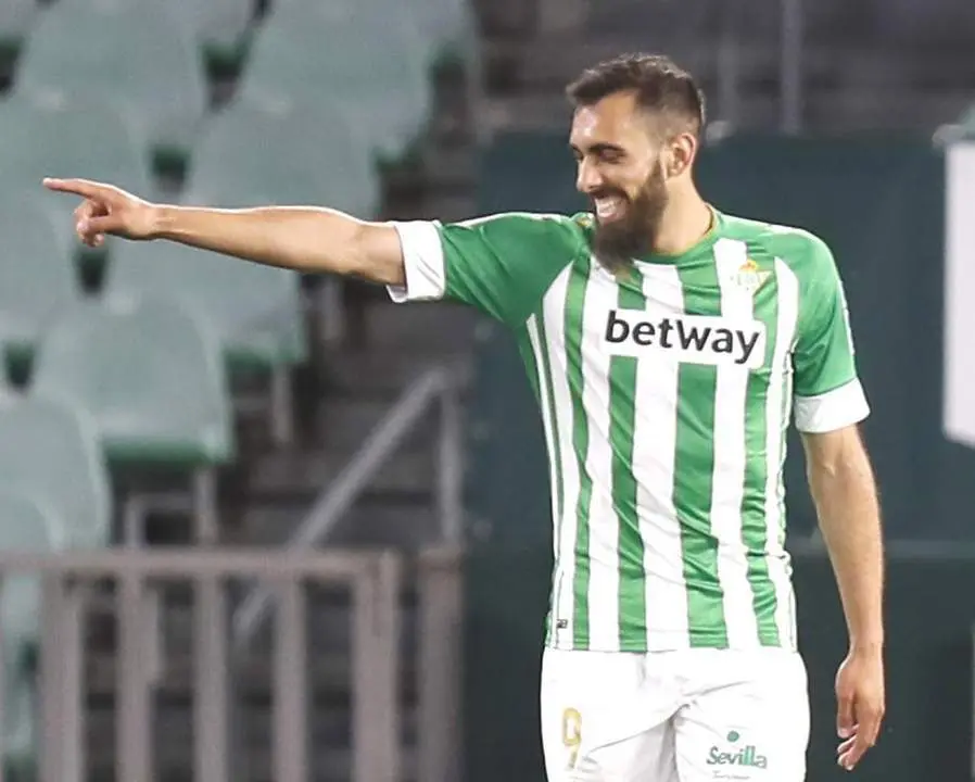 El delantero del Betis, Borja Iglesias, celebra un gol contra el Granada. - efe