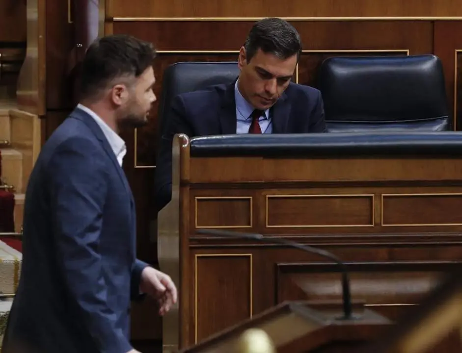 El portavoz de ERC en el Congreso, Gabriel Rufi&aacute;n, pasa junto al presidente del Gobierno, Pedro S&aacute;nchez. - EP