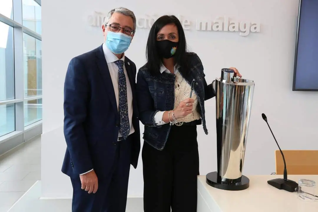 Francisco Salado, presidente de la Diputaci&oacute;n; y Pepa Moreno, presidenta del Rinc&oacute;n Fertilidad, club de balonmano femenino. - Diputaci&oacute;n de M&aacute;laga