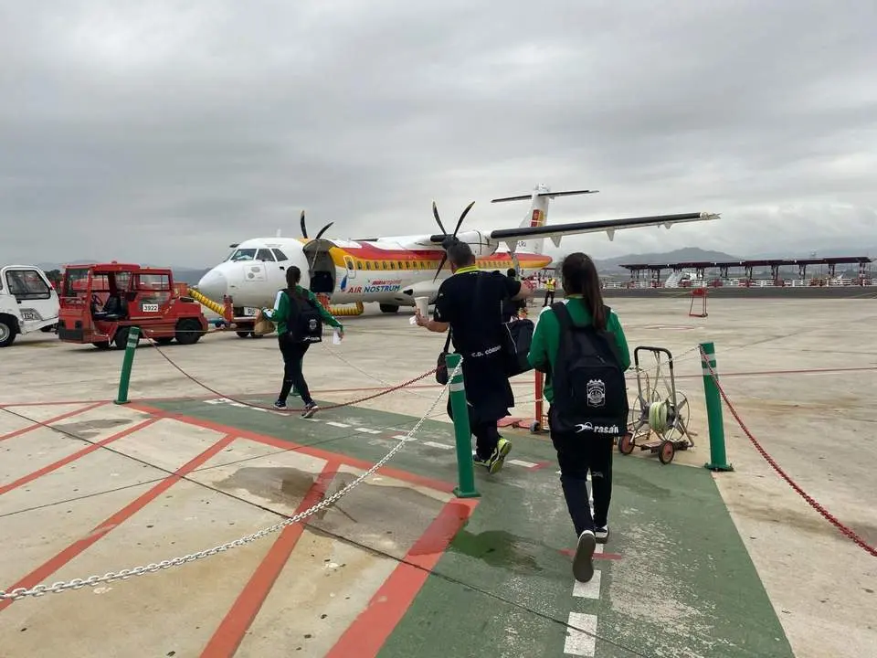 Las jugadoras cordobesas en el aeropuerto de M&aacute;laga minutos antes de cancelarse su vuelo a Melilla - | Deportivo C&oacute;rdoba