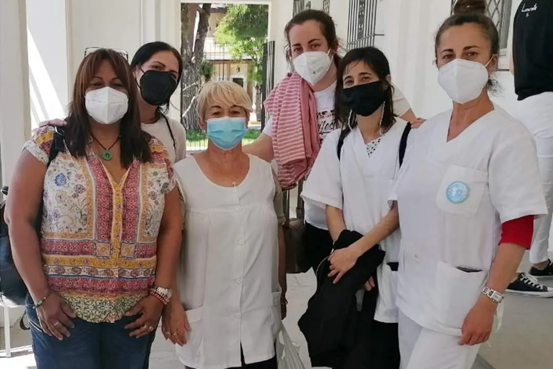 Trabajadoras de ayuda a domicilio junto a la delegada sindical de UGT C&aacute;diz. - A.I.