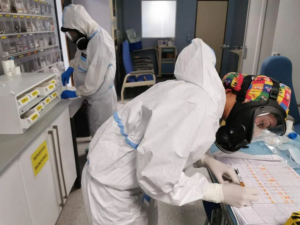 Profesionales sanitarios trabajan en la zona covid del Hospital Universitario Torrec&aacute;rdenas de Almer&iacute;a. - EP