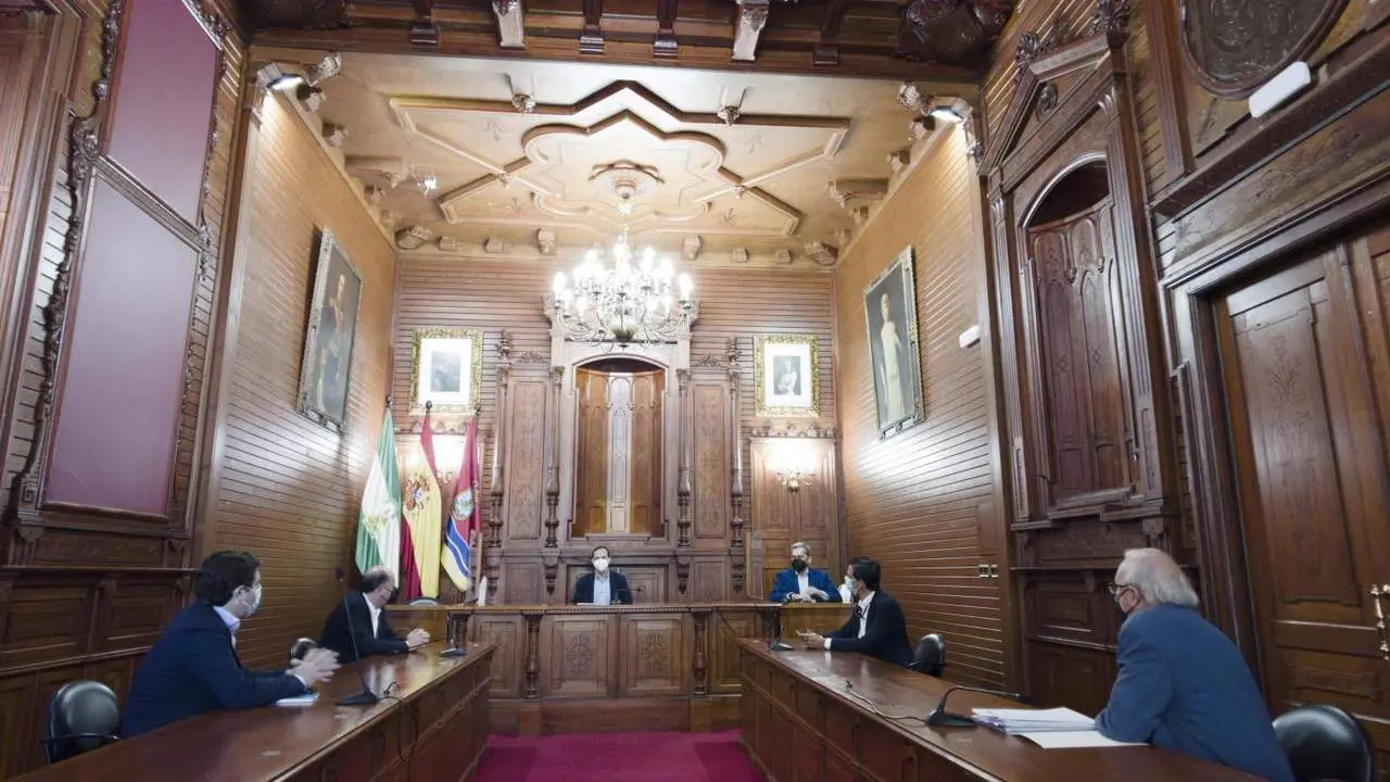 Reuni&oacute;n con los bodegueros sanluque&ntilde;os. - Informaci&oacute;n.