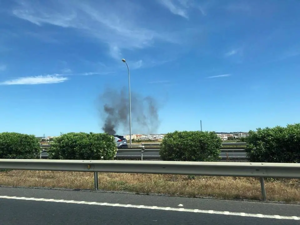 Columna de humo del incendio desde la A-49. - VH