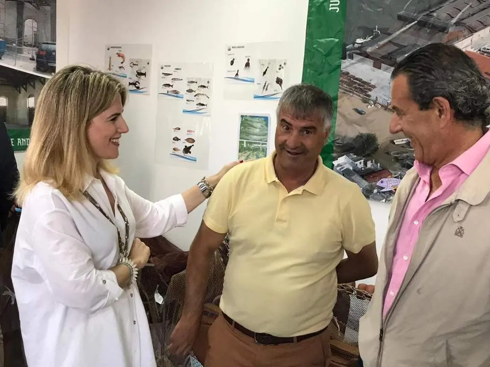 La delegada del Gobierno, con el patr&oacute;n mayor de la Cofrad&iacute;a de Pescadores.  - Informaci&oacute;n.