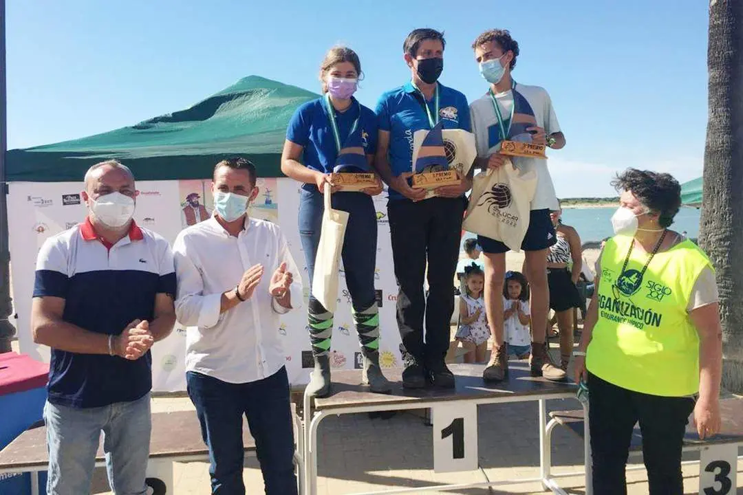 Un momento de la entrega de trofeos en Bajo de Gu&iacute;a - AMSS