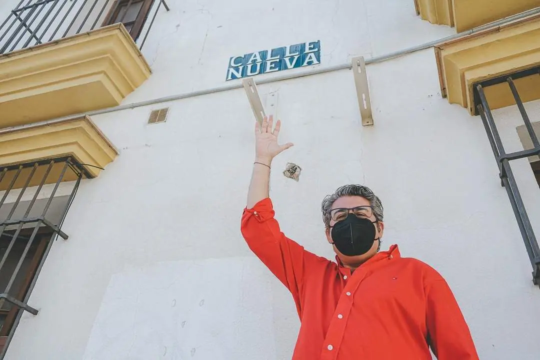 El guitarrista jerezano Chano Carrasco muestra orgulloso el r&oacute;tulo de la calle Nueva. - Cristo Garc&iacute;a