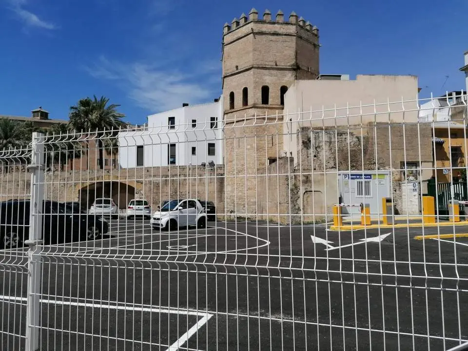 Aparcamiento en el solar junto a la Torre de la Plata. - VS