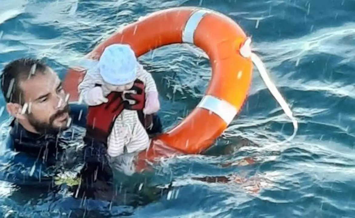 El agente de la Guardia Civil rescatando al beb&eacute; en Ceuta. - EP/Guardia Civil