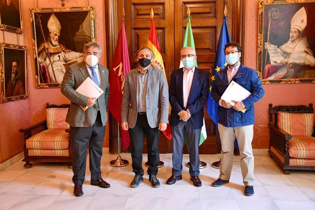 Foto de familia tras la firma de los convenios de colaboraci&oacute;n. - Ayto