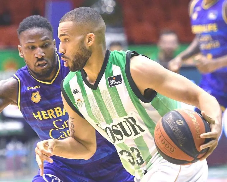 El escolta del Coosur, Mike Torres, durante el duelo contra Herbalife.  - efe