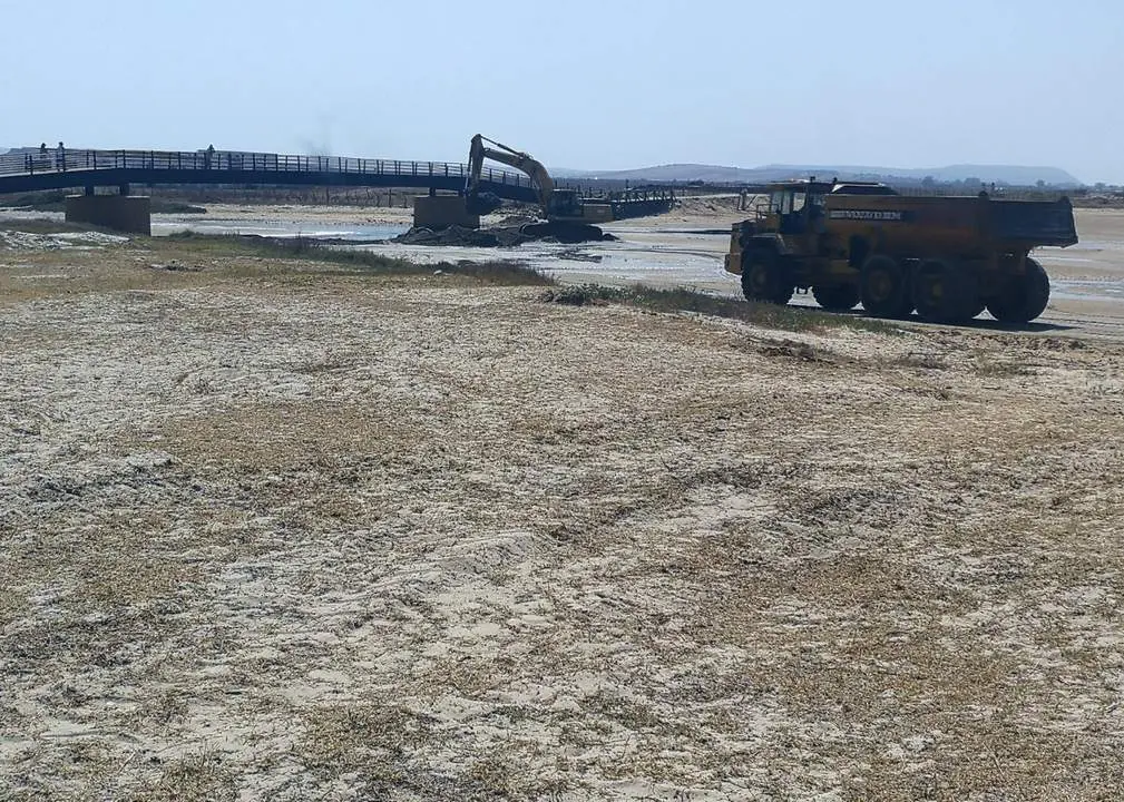 Imagen de archivo dragando en la desembocadura del r&iacute;o Salado. - Viva Conil